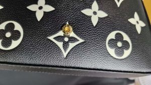 3 Colors Chains Woman's Handbag 8.3"x4.7"x1.2" BB-918000830 photo review