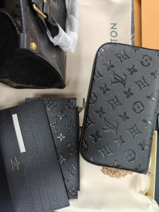 Woman's Handbag with Adjustable strap 13.4"x10.2"x5.1" BB-918000100070 photo review