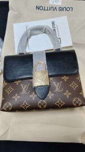 4 colors Woman's Handbag with straps 8.3"x6.3"x3.1" BB-9180001000100 photo review