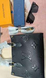 2 Colors Woman's Handbag 9.8"x4.3"x7.5" BB-918000100052 photo review