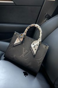 Woman's Handbag with Adjustable strap 13.4"x10.2"x5.1" BB-918000100070 photo review