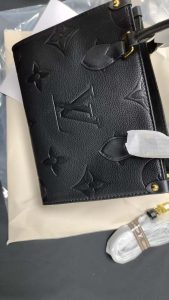 2 Colors Woman's Handbag 9.8"x4.3"x7.5" BB-918000100052 photo review