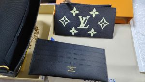 3 Colors Chains Woman's Handbag 8.3"x4.7"x1.2" BB-918000830 photo review