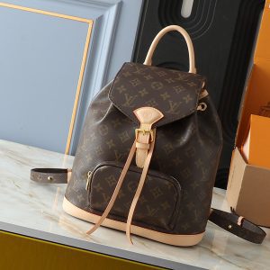 Big 13.8"x15.0"x8.3" Medium 11.0"x11.8"x7.1" Small 9.4"x9.8"x4.7" Leather Backpack With magnetic snap Adjustable Straps BB-921446