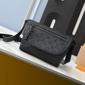 Black Leather Size 10.2"x6.7"x4.3" Adjustable Strap magnetic snap Handbag BB-921571
