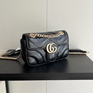 Genuine leather Size 9.1"x5.5"x2.4" Chains Black Messenger bag BB-921342