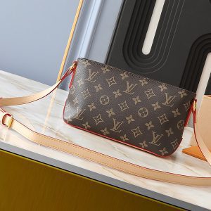 Brown Leather Size 9.8"x5.1"x3.0" Crossbody bag With Adjustable Straps BB-921561