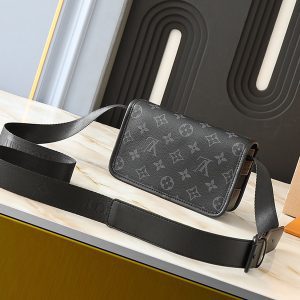 Genuine leather Size 7.5"x4.7"x2.8" magnetic snap Messenger bag with Adjustable Strap BB-921608