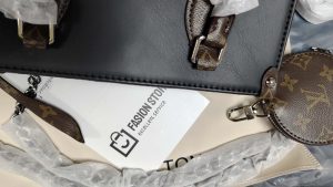 2 Colors 9.8"x4.3"x7.5" Leather Chains Totebag with Charm Small Round pocket Adjustable Strap BB-921507 photo review