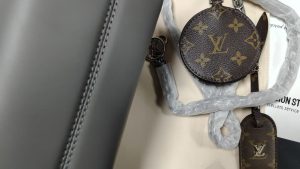 2 Colors 9.8"x4.3"x7.5" Leather Chains Totebag with Charm Small Round pocket Adjustable Strap BB-921507 photo review
