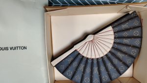 3 Colors Fashion 14.6*7.5" folding fan HandBag BB-921860 photo review