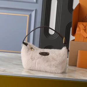 Small Size18.5x11x6.5cm Fluffy Handbag with Adjustable Strap