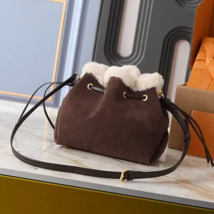 Genuine leather Size19x22x14cm Fluffy Handbag with Chains Strap